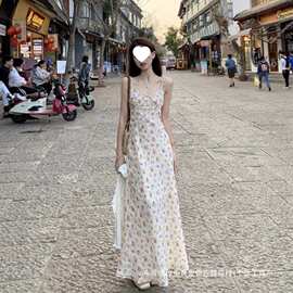 法式白色碎花吊带连衣裙女夏日绝美小裙子收腰显瘦海边度假长裙子