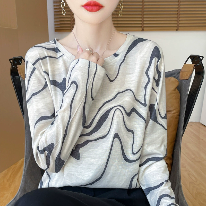 Тонкая трикотажная рубашка с тонким размазанным принтом для женщин с круглым вырезом, свободный и универсальный утягивающий свитер с принтом внутри.
