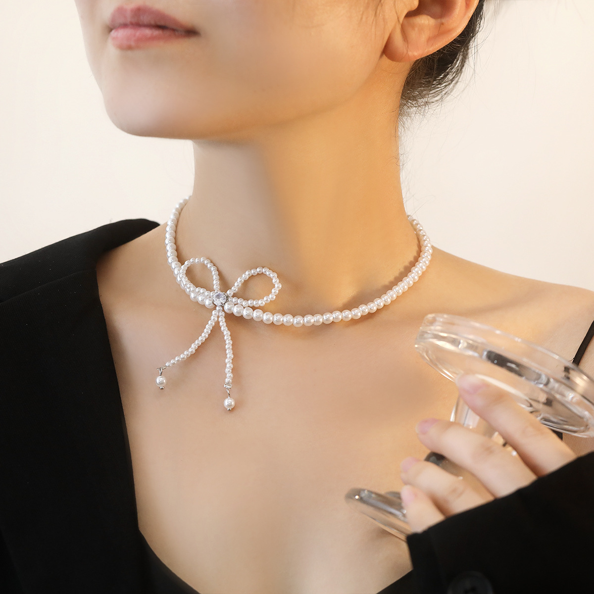 Colar longo elegante com borlas de pérolas laço e diamante_voghion.com
