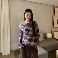 诠释美 NEWOPEN 25秋复古做旧渐变格纹长袖不规则斜肩上衣女F6569
