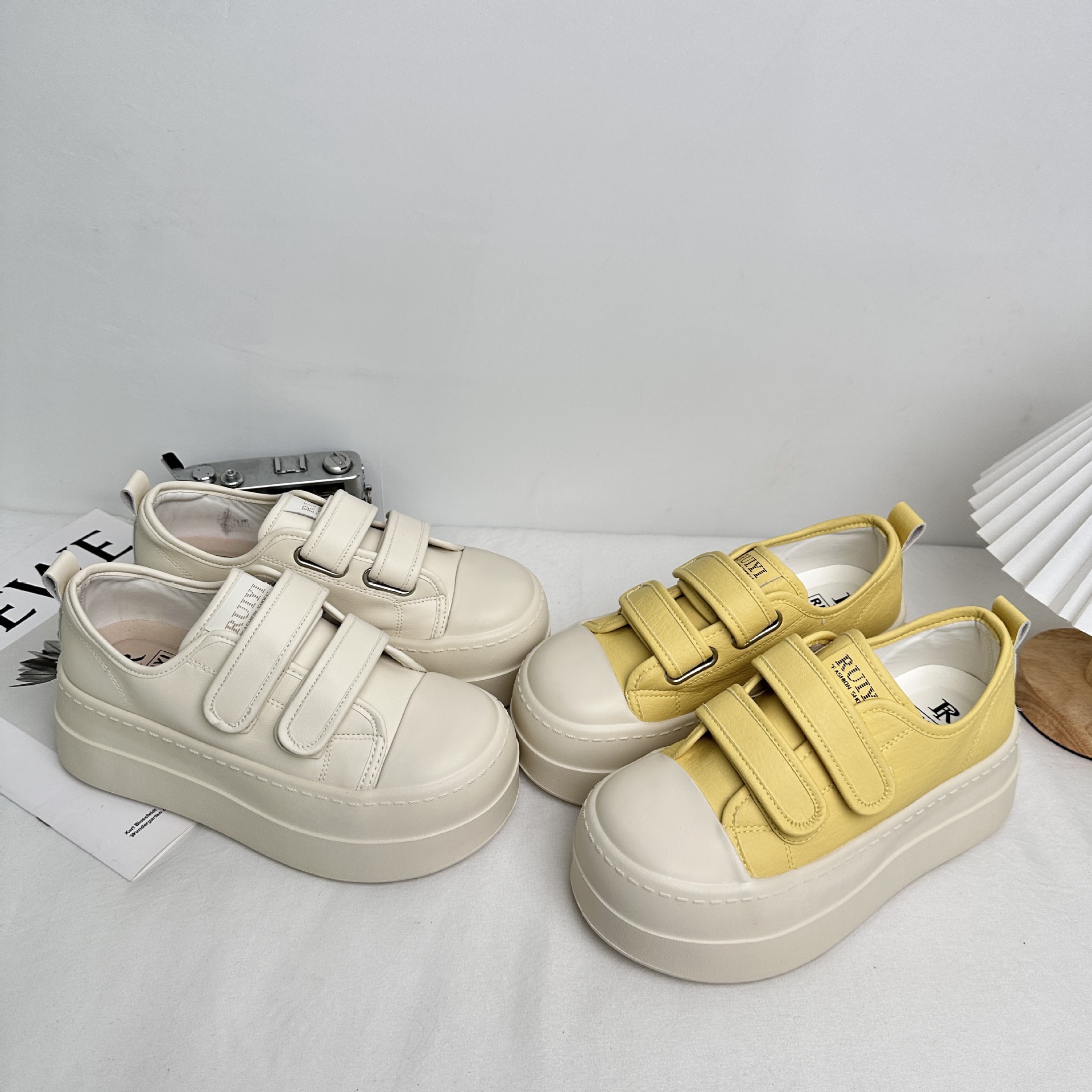 2025 primavera, zapatos de deporte de aumento, zapatos blancos de plataforma de velcro para mujer, falda de leche, zapatos de plataforma coreanos de todo fósforo
