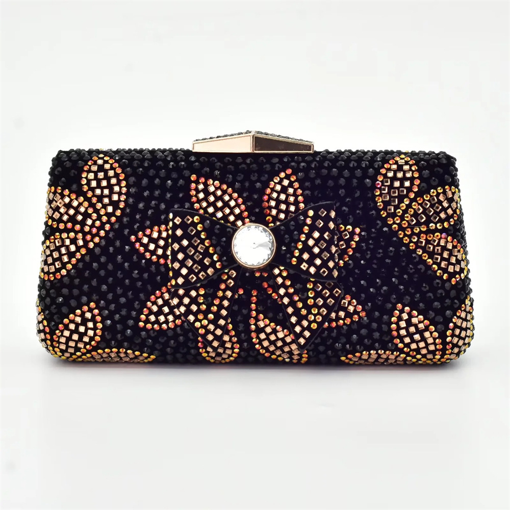 Vintage strasszokkal díszített női magassarkú cipő hozzáillő clutch stílusú vacsorához való öltönnyel_voghion.com