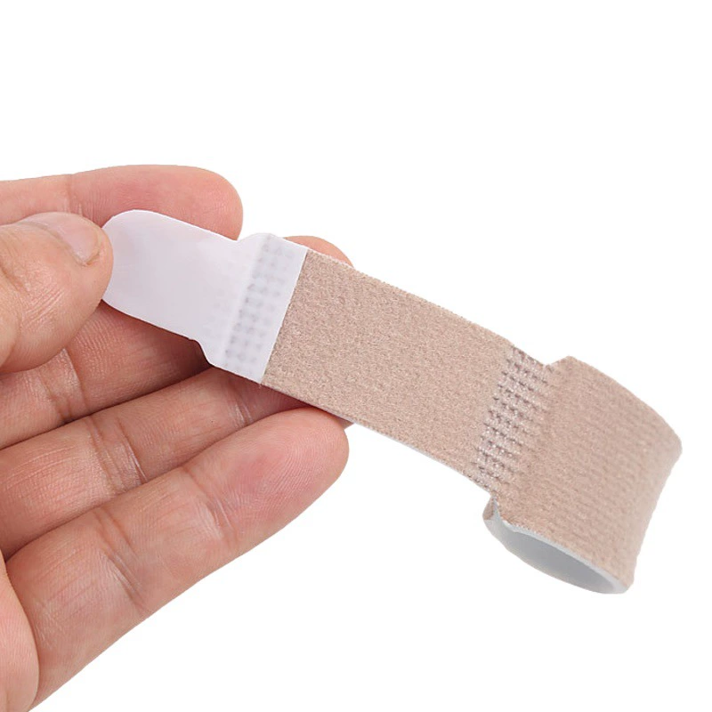 Ночь и ночь с мужским и женским пальцами на пальцах ног перевязь перекрывает большой палец