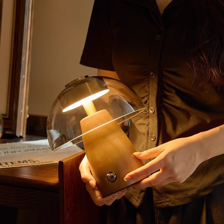 Lámpara de mesa de alta gama de estilo antiguo 2025 nuevo estilo francés retro luz de lujo habitación luz luz ambiente lámpara de noche de dormitorio