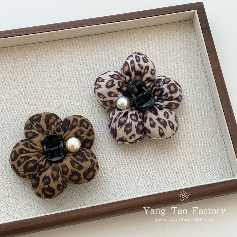 Corea del Sur Dongdaemun nuevo patrón de leopardo de perla relleno de algodón flor tridimensional lindo agarrar clips de correa clips de tiburón adornamiento para el cabello pequeño