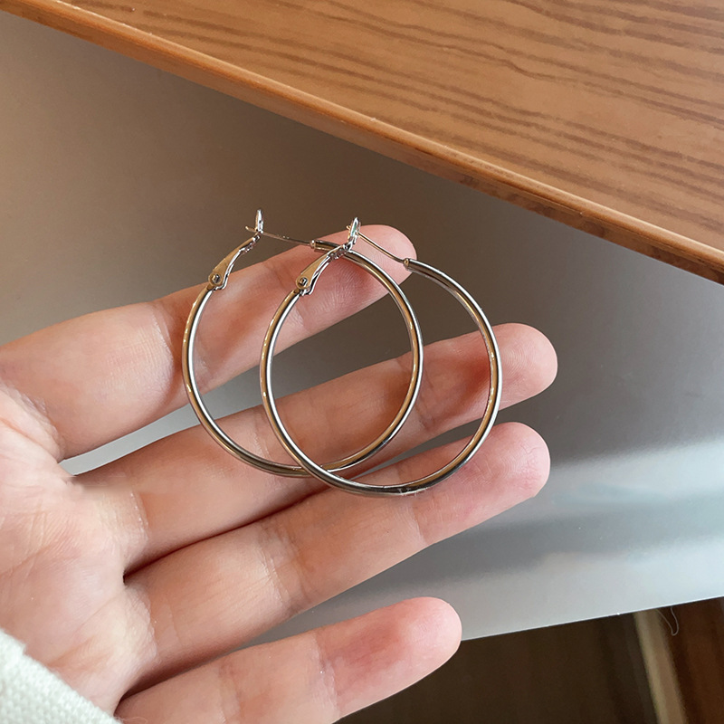 Aguja de plata Pendientes redondos simples europeos y americanos Pendientes de anillo de temperamento de todo fósforo de moda de nicho Pendientes de lujo ligero de alta gama Mujeres