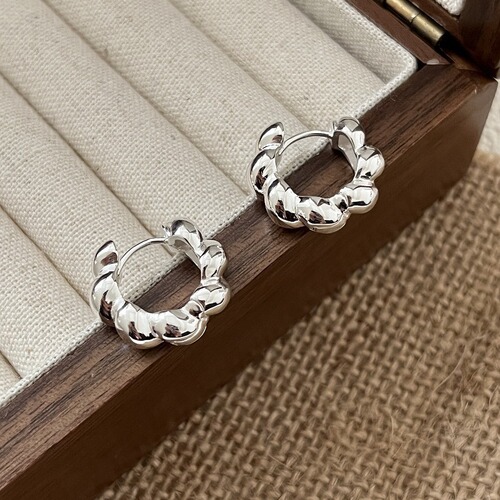 S925 Sterling Silver High-end Light Luxury Twist Earrings Niche Design Croissant Earrings Earrings New Unique Earrings