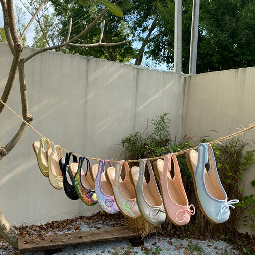 Korean girls' small leather shoes, shiny princess shoes, 2024 spring and summer new girls' performance shoes, soft sole half sandals