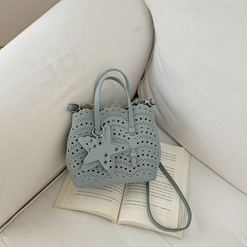 Bolsas de mano de tallado de onda transfronteriza, bolsas de cesta frescas de moda, bolsas de cubo de nicho de estilo extranjero diarias