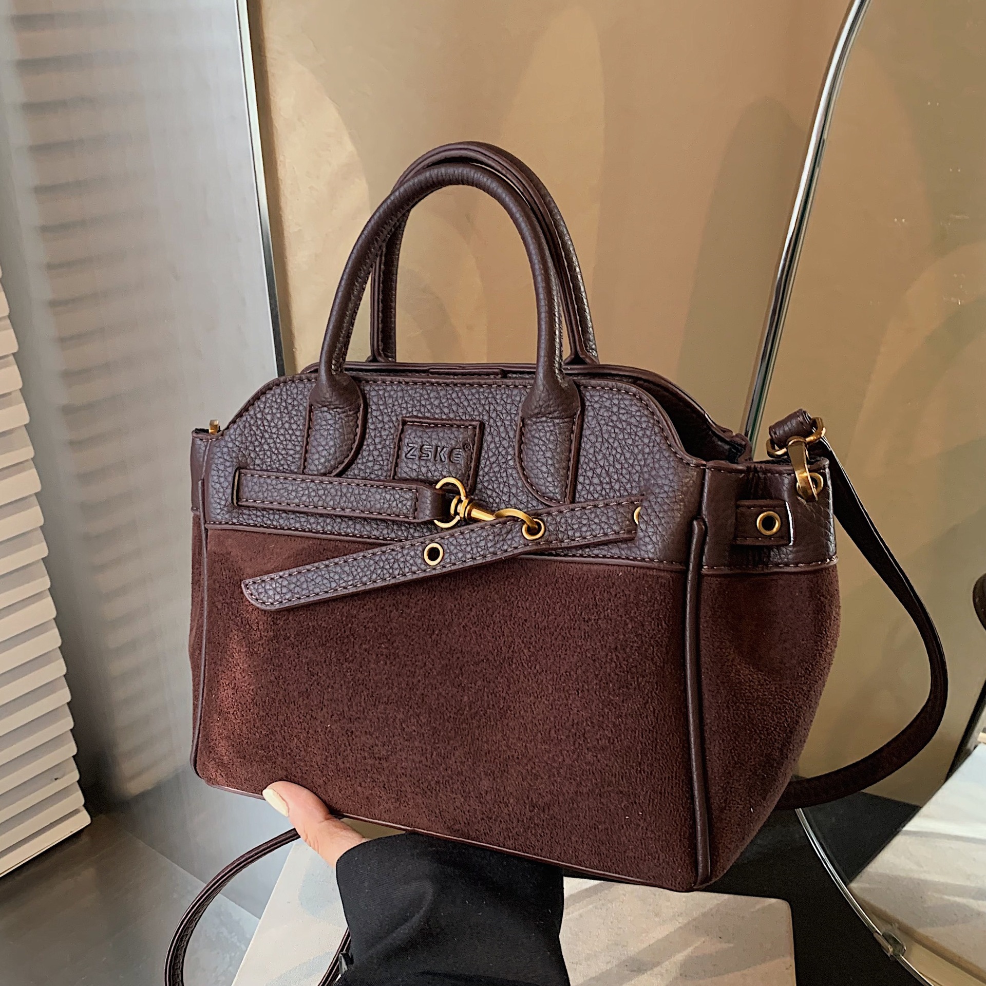 2024 otoño e invierno nuevo estilo retro todo-fósforo gamuza esmerilada hebilla de cinturón bolso de hombro de mano bolso de axila bolso de papel