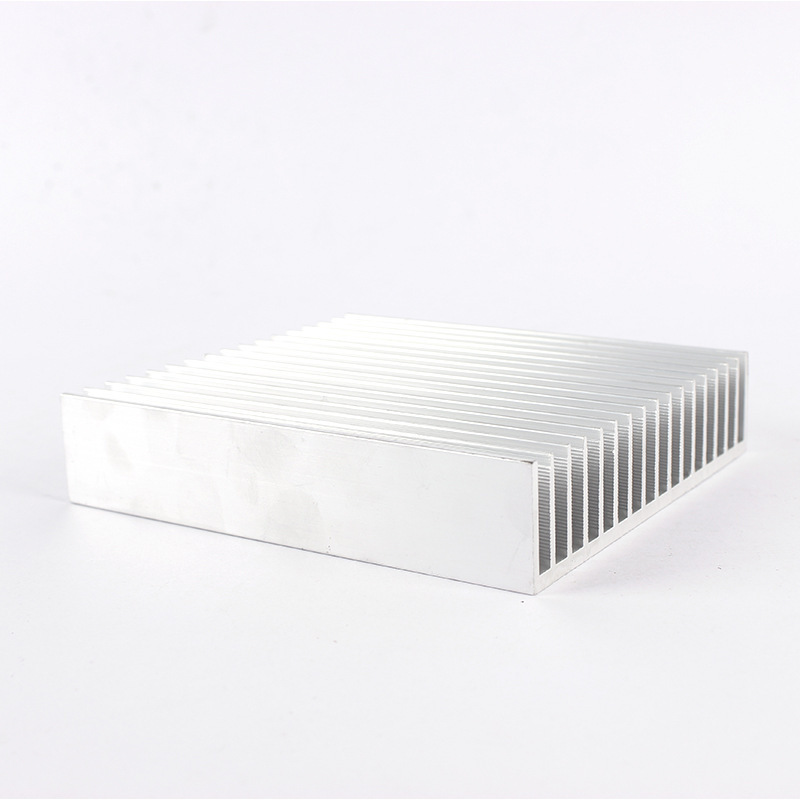 メーカーはハイパワーの高密度歯アルミ放熱器130x30電気自動車用アルミニウム合金形材放熱器を供給しています。|undefined