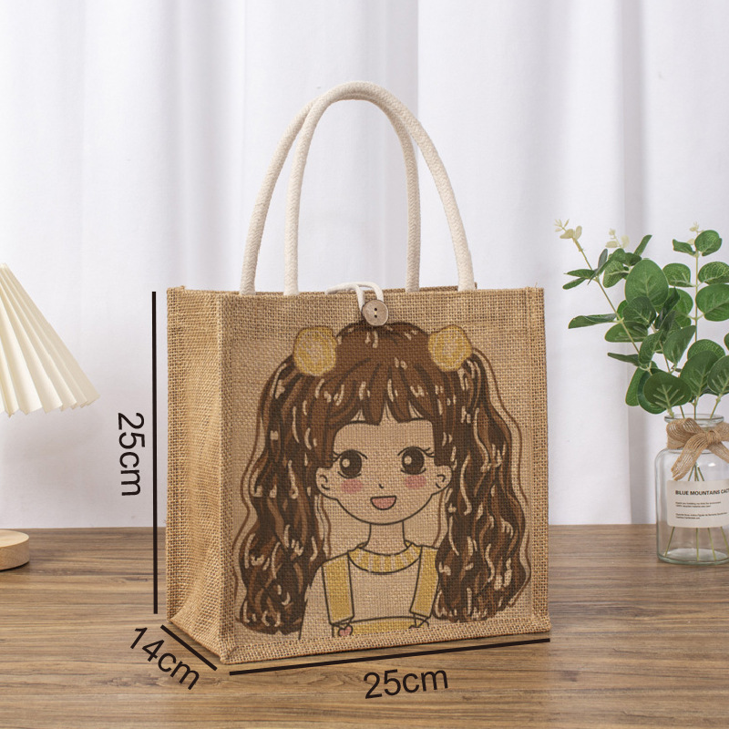 La niña mide 25 de largo, 14 de ancho y 25 de alto; Color natural del yute; Yute