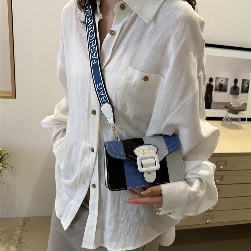 Bolso de estilo occidental para mujer 2024 nuevo bolso cuadrado pequeño de moda con tirantes anchos a juego, bolso de mensajero para estudiantes, bolso de hombro de tendencia de moda