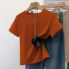 肩の半袖tシャツの女性のtシャツのデザイン感が小さいです。