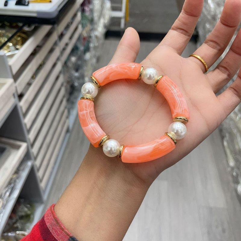 ヨーロッパとアメリカのファッショナブルなパーソナライズされたアクリルエルボブレスレット、湾曲した竹管、女性用パール弾性ロープ友情ブレスレットジュエリー|undefined