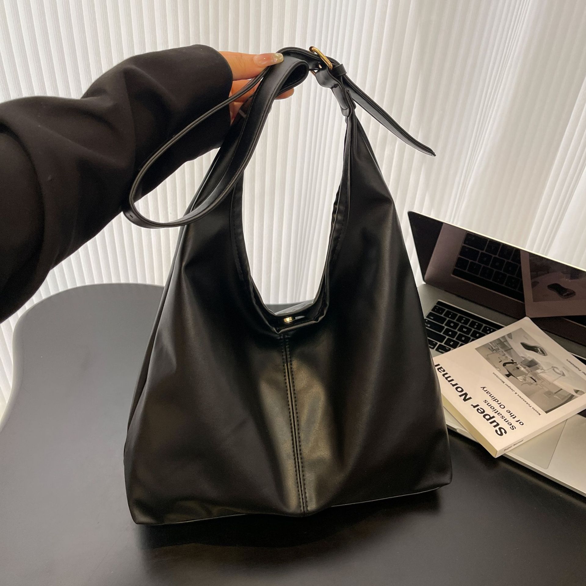 Large-Capacity Bag for Women, Autumn 2023 New Fashion Shoulder Bag, Simple and Stylish Large-Capacity Commuter Tote Bag for Women
