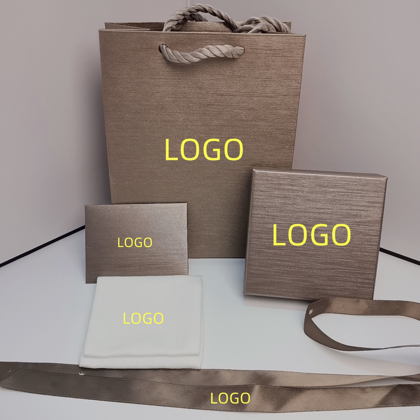 2025年宝家蛇年新款灵蛇红绳饰品包装盒 bv蛇头红色手绳首饰礼盒