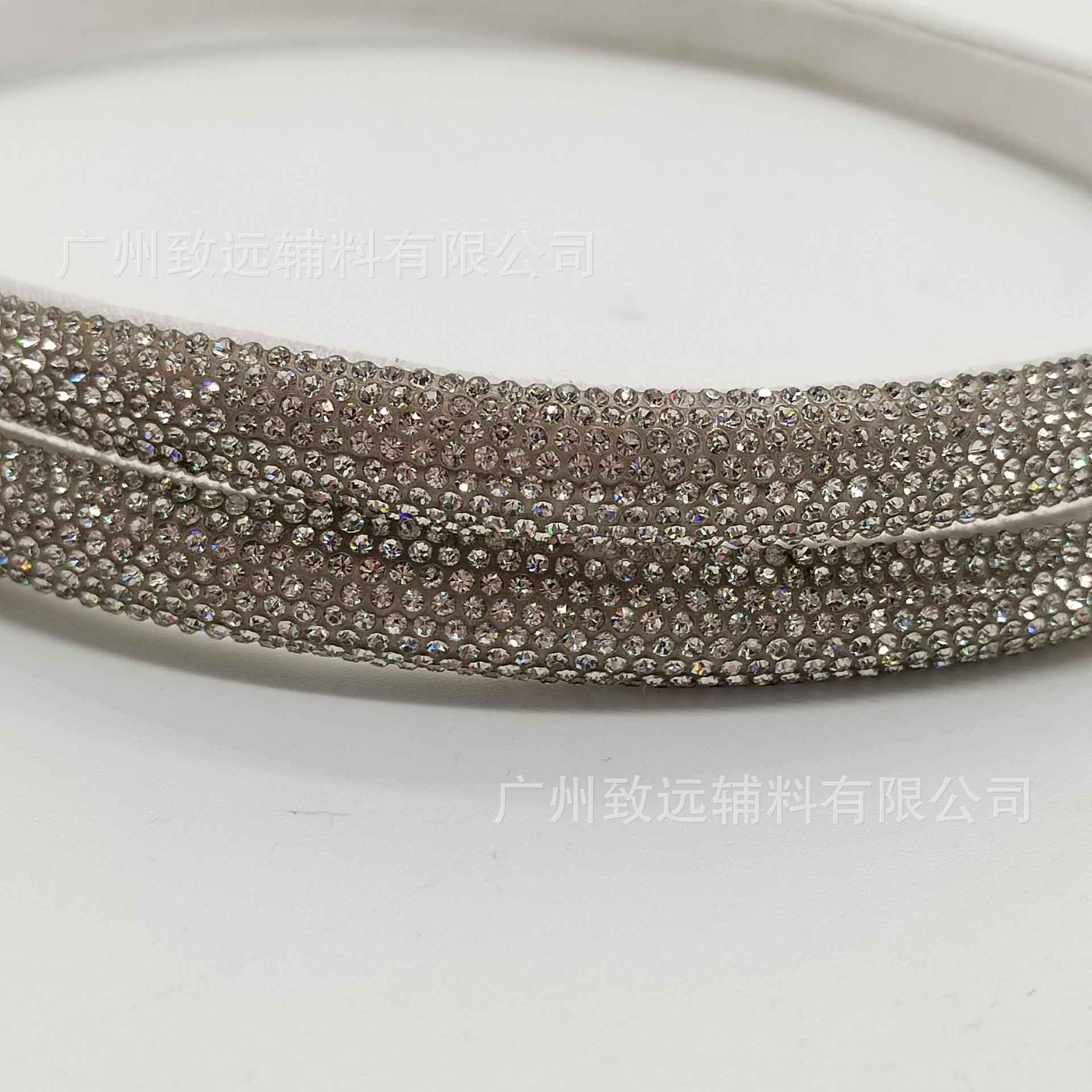 Semicírculo rhinestone cuerda de diamantes de imitación de media superficie tira de diamantes de imitación tubo de perforación de plástico redondo sandalias de tubo zapatos y sombreros material Diamond Strip fábrica