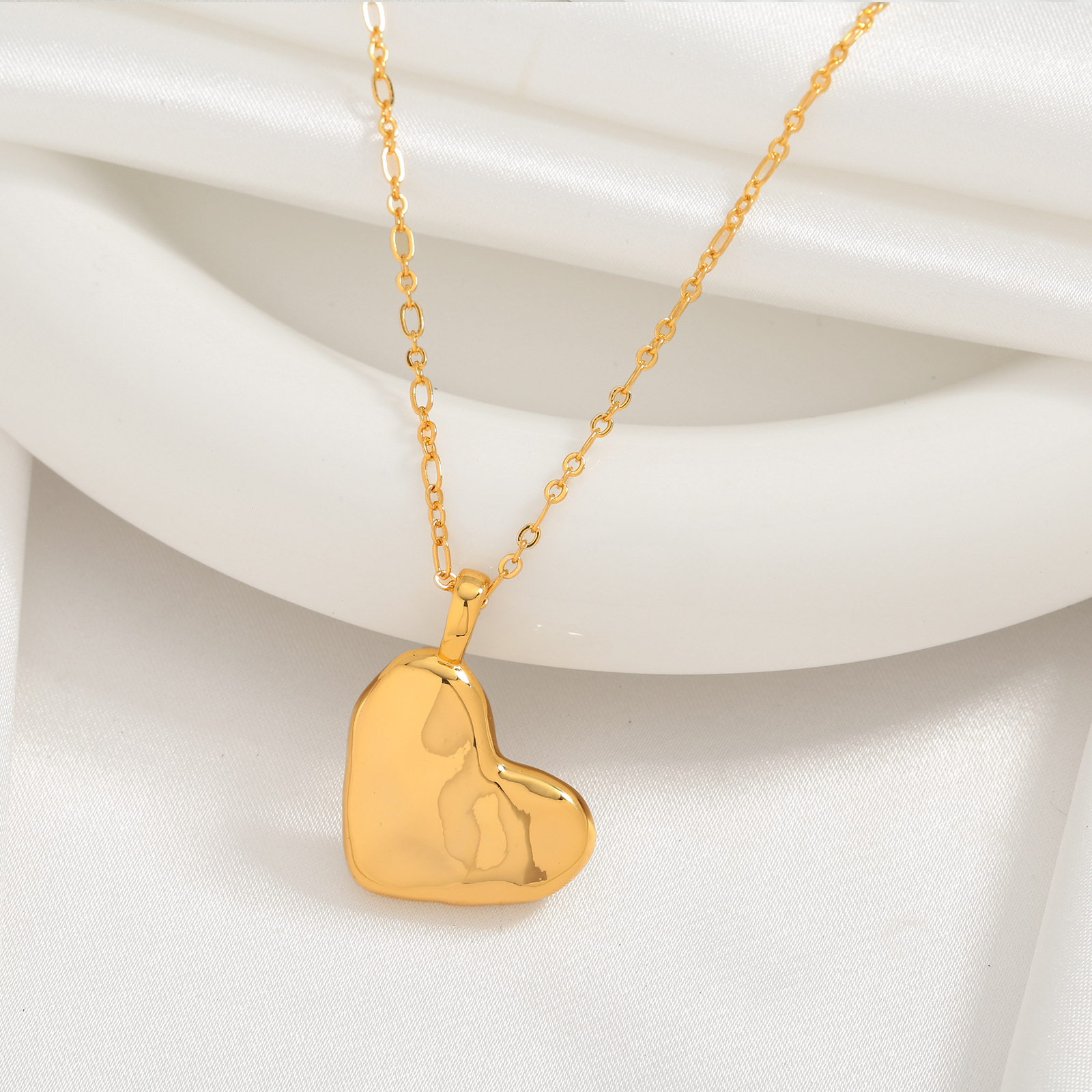 amazon-hot-sale-love-pendant-copper-gold-plated-valentines-day-clavicle-chain-stacked-high-end-light-luxury-necklace-heart-shaped