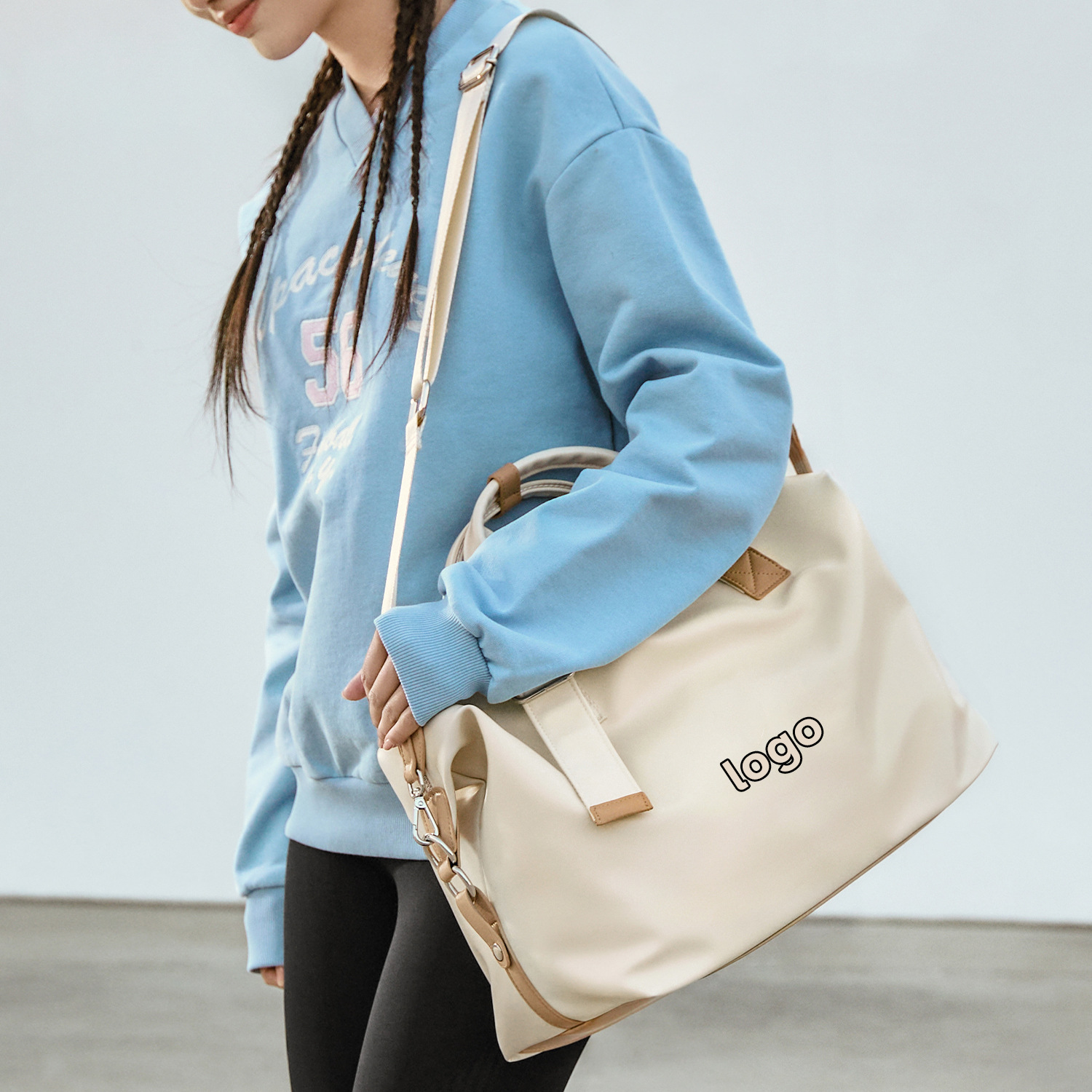 Capacious travel bag