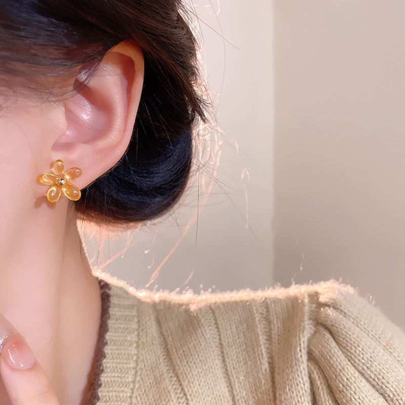 Oversized Sculptural Clear Acrylic Clip-on Earrings Modern Design_voghion.com