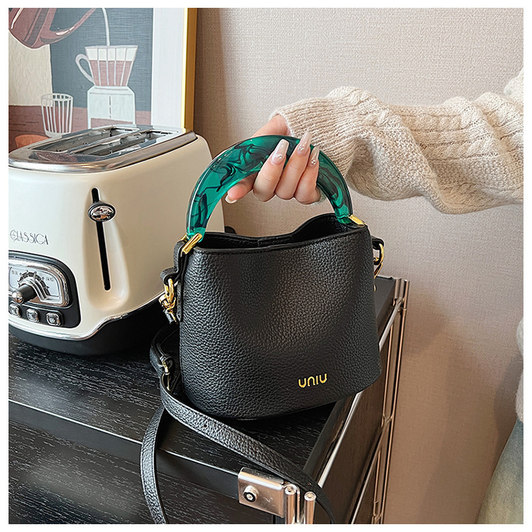 Women's Small All Seasons Pu Leather Solid Color Basic Bucket Lock Clasp Handbag display picture 2