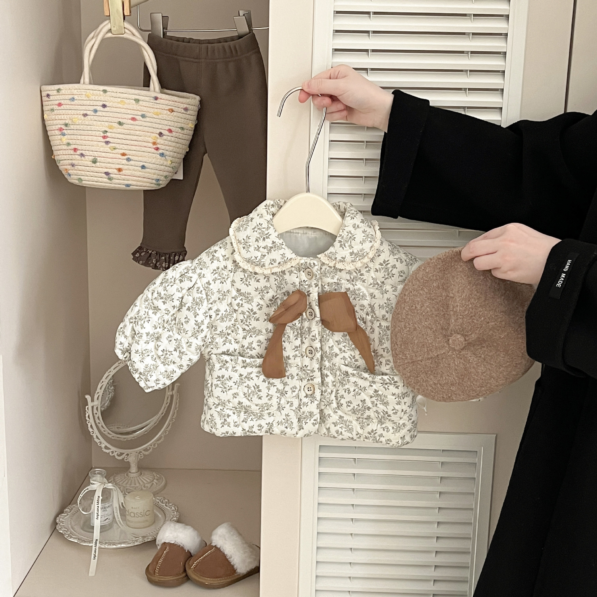 Niñas de invierno de algodón lindo abrigo de bebé 2025 nueva ropa de bebé de flores extranjeras gruesas chaqueta de algodón cálida