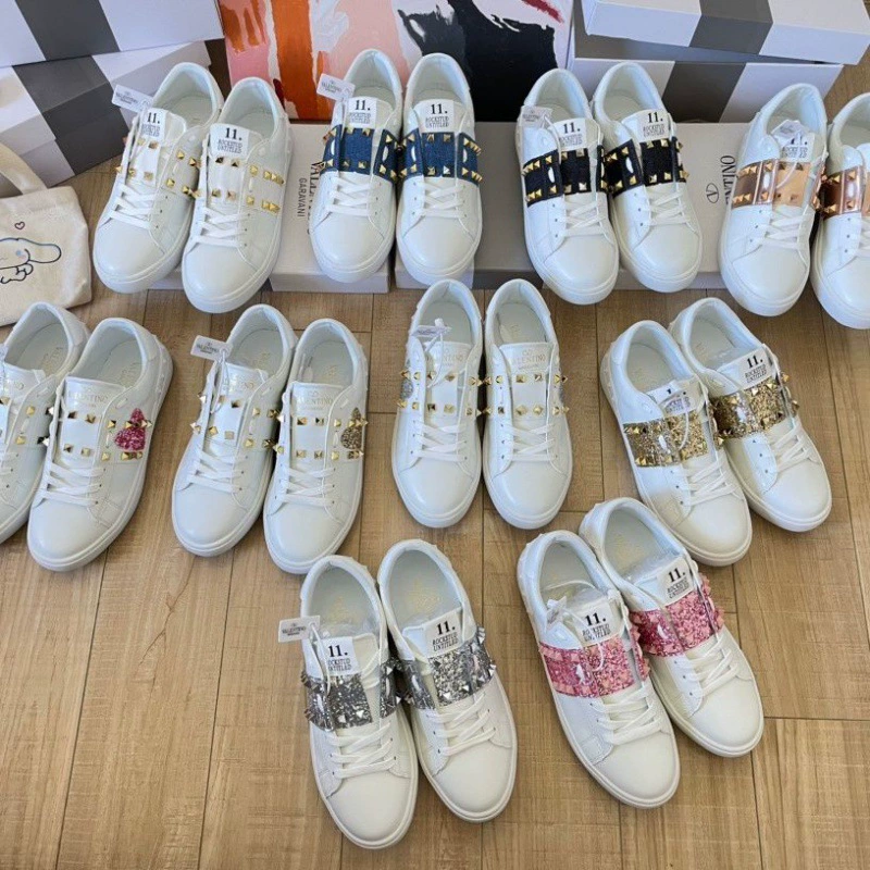 Валентино 2025 новые мужские и женские европейские и американские плоские универсальные повседневные спортивные белые туфли на толстой подошве с заклепками для женщин