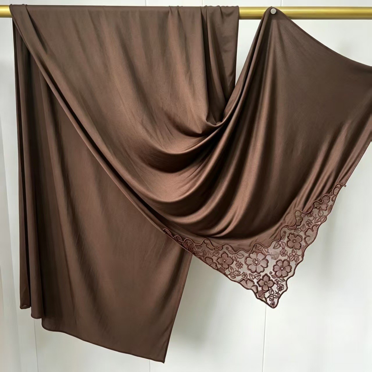 [Liquid Jersey Embroidered Lace] New arrival, ready-to-ship embroidered lace with a flowing drape. Liquid jersey scarf