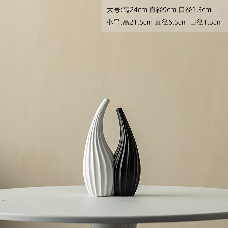 큰 흰색 + 작은 검은색 꽃병