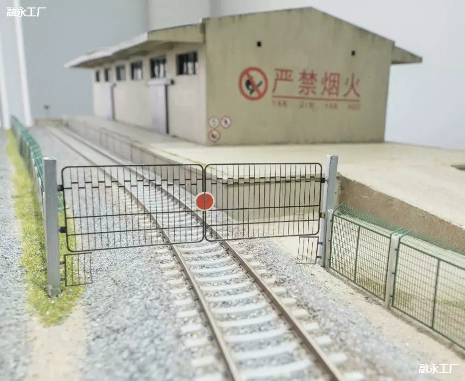 Мастерская по техническому обслуживанию локомотивов и транспортных средств. Большие железные ворота N, модель поезда в масштабе HO. Сцена строительства песочного стола.