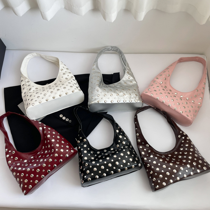 Borsa a tracolla a pois con borchie, borsa a secchiello donna_voghion.com