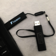 2025新款发光u盘简约优盘橡胶油高档车载64G内雕LOGO工厂批发礼品