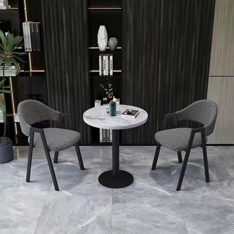 중간 회색 천 60 원형 테이블 1개와 의자 2개