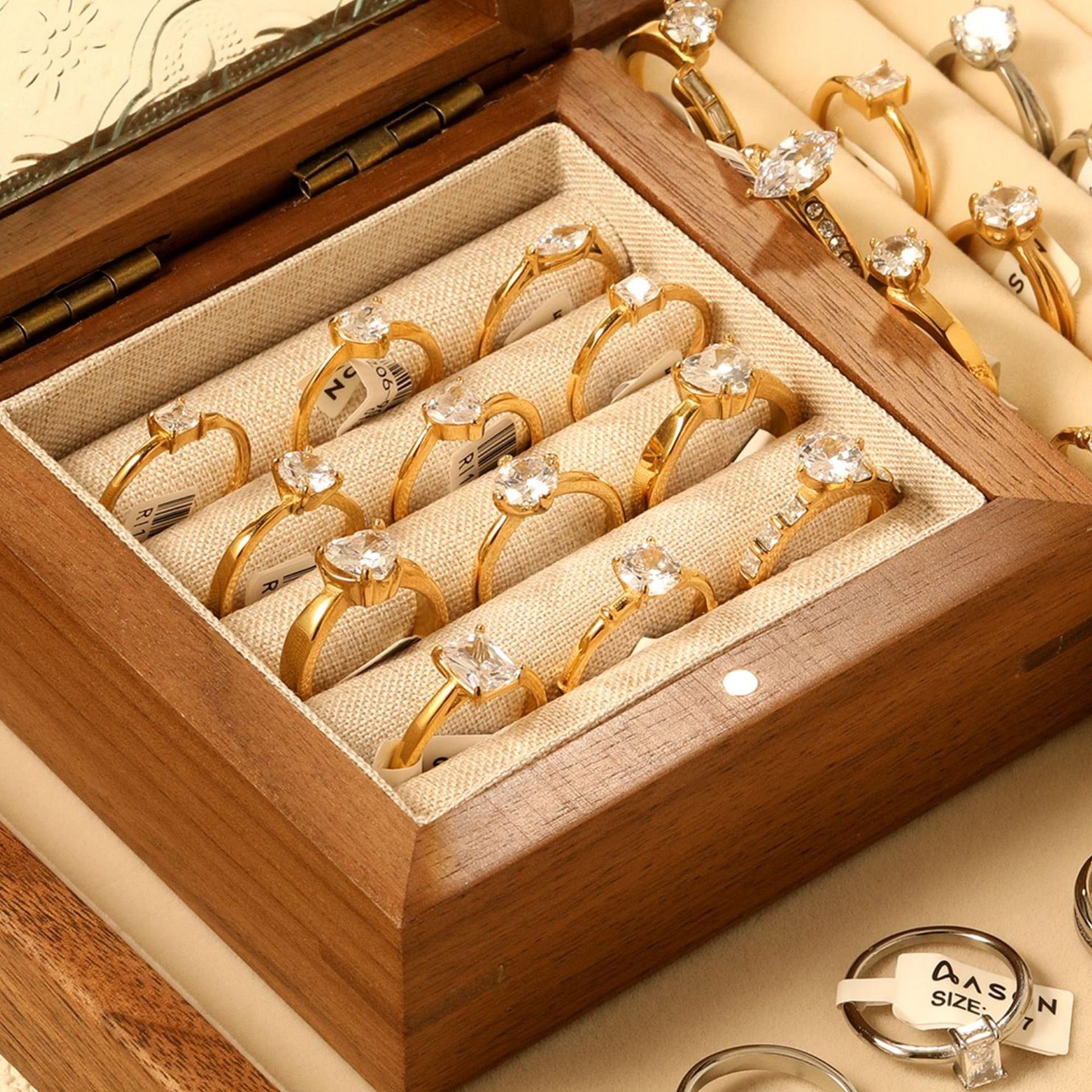 Sparkling Designer Ring For Women, Elegant And Comfortable Piece_voghion.com