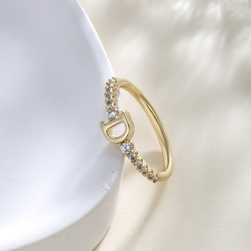 Anillo de Letras Nuevo Estilo Europeo y Americano Xuping con 26 Letras Inglesas, Anillo Cerrado con Circonita, Anillo de Aleación de Cobre para el Dedo Índice de Otoño e Invierno.