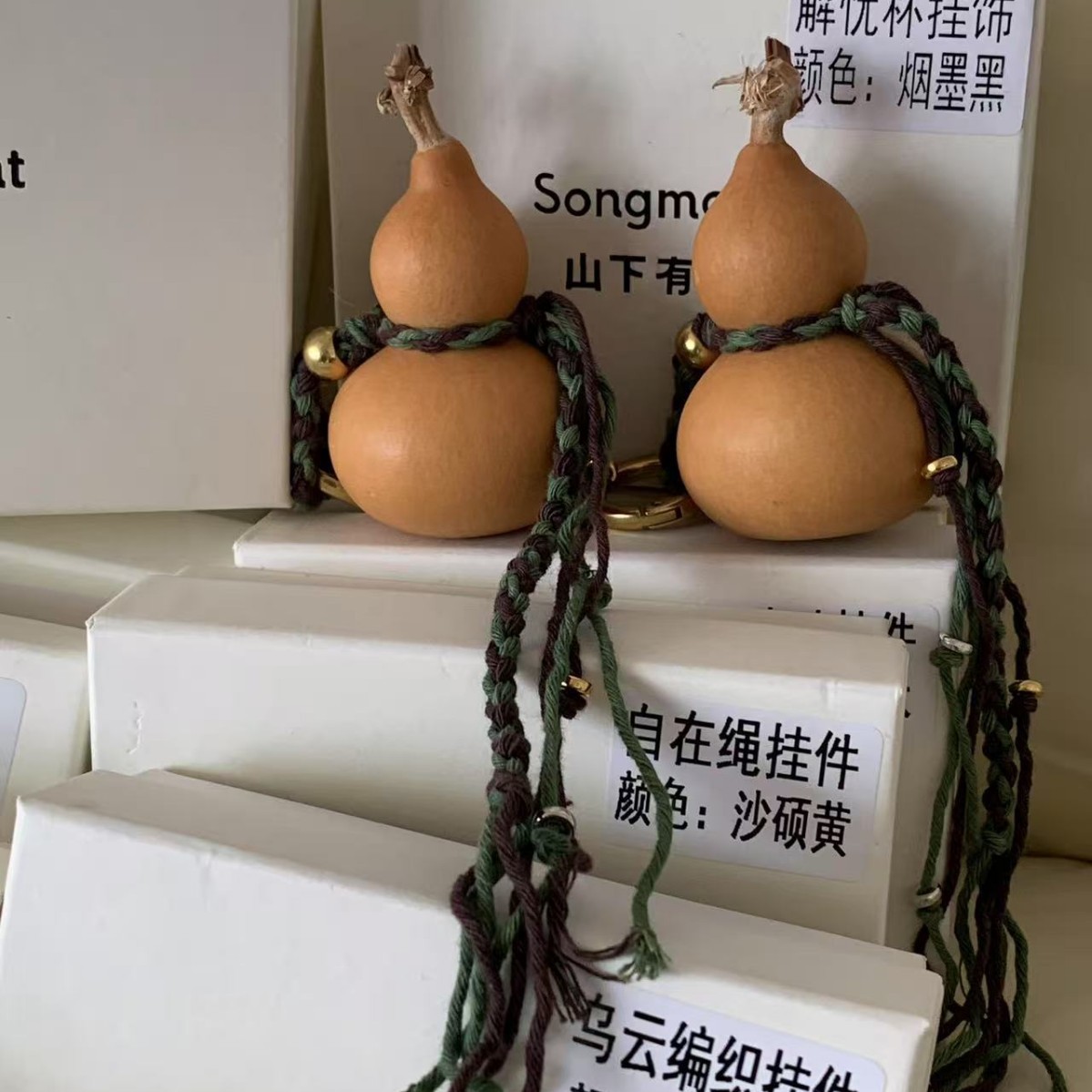 Hay un tubo giratorio de pino, piedra, semillas de Bodhi, calabaza, taza de alivio de preocupaciones