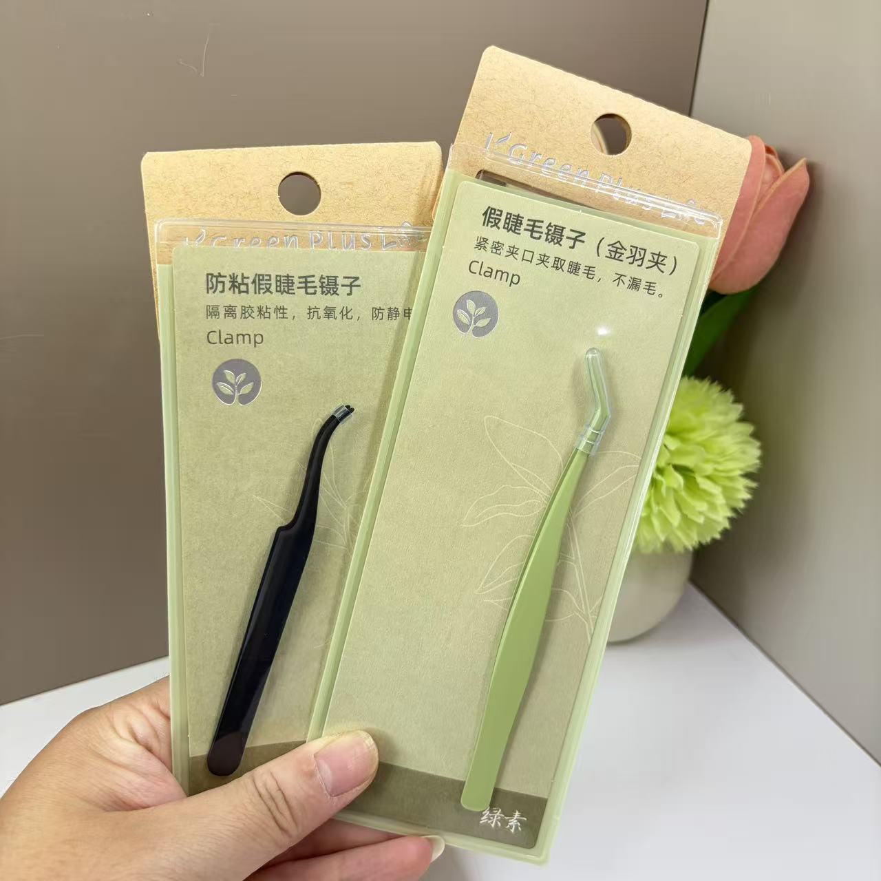 Green false eyelash tweezers, stainless steel gold feather clip, with a tight grip for easy eyelash handling, comfortable to hold for beginners