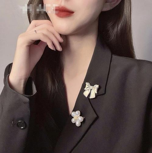 Korean style simple pearl flower women's summer cardigan buckle luxury anti-exposure brooch clothing fixed collar pin brooch