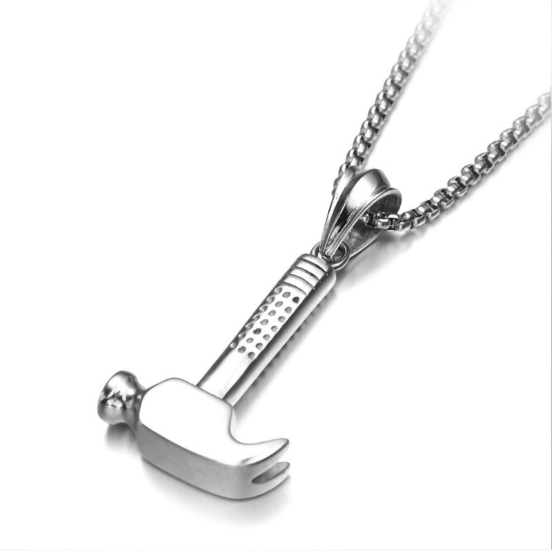 Joyería de fundición de acero inoxidable transfronteriza personalidad exagerada martillo colgante de acero de titanio collar de hombre de moda fabricante