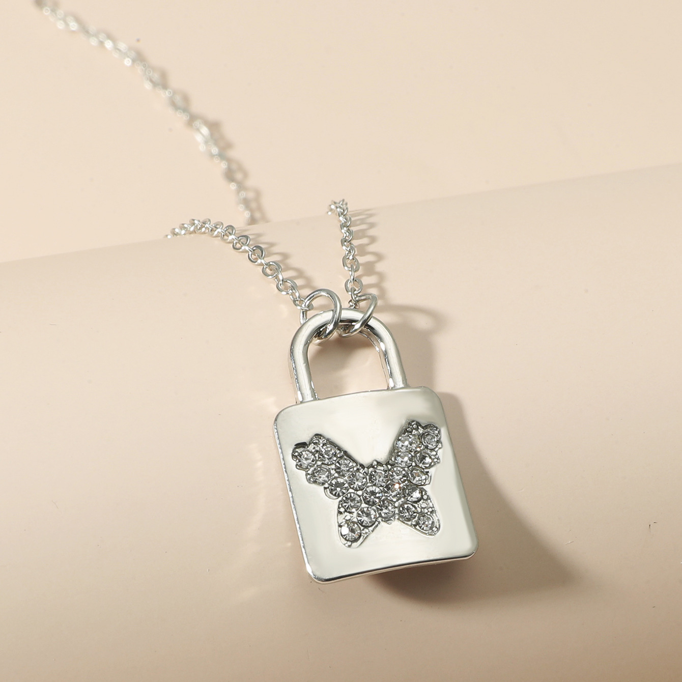 Creative Fashion Diamond Butterfly Lock Pendant Alloy Necklace Wholesale Nihaojewelry display picture 7