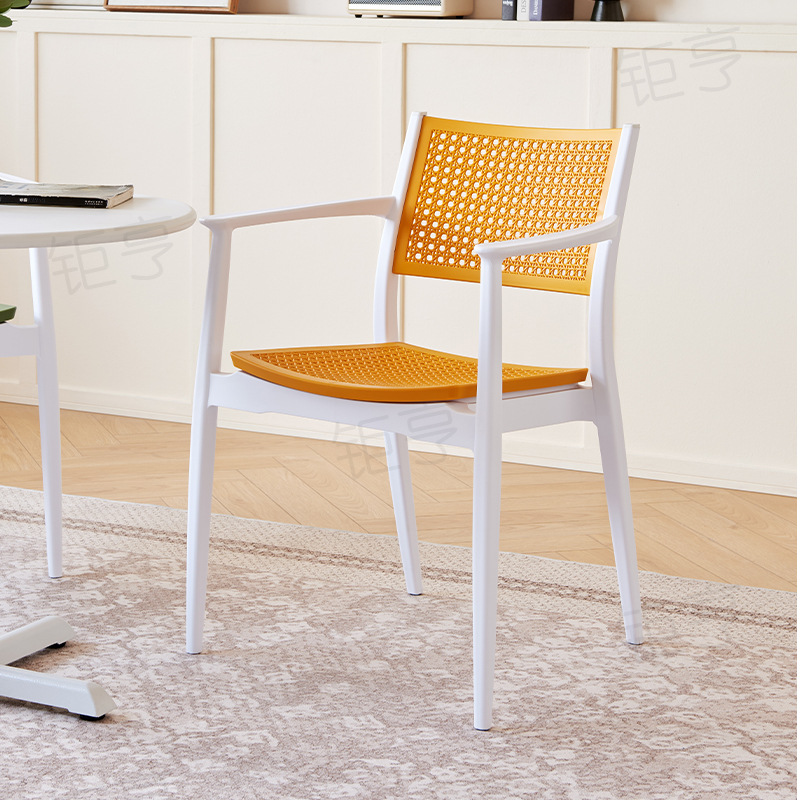 PP silla de plástico al aire libre silla de respaldo especial zona de ocio interior silla de vinos moderna simple silla apilada en stock