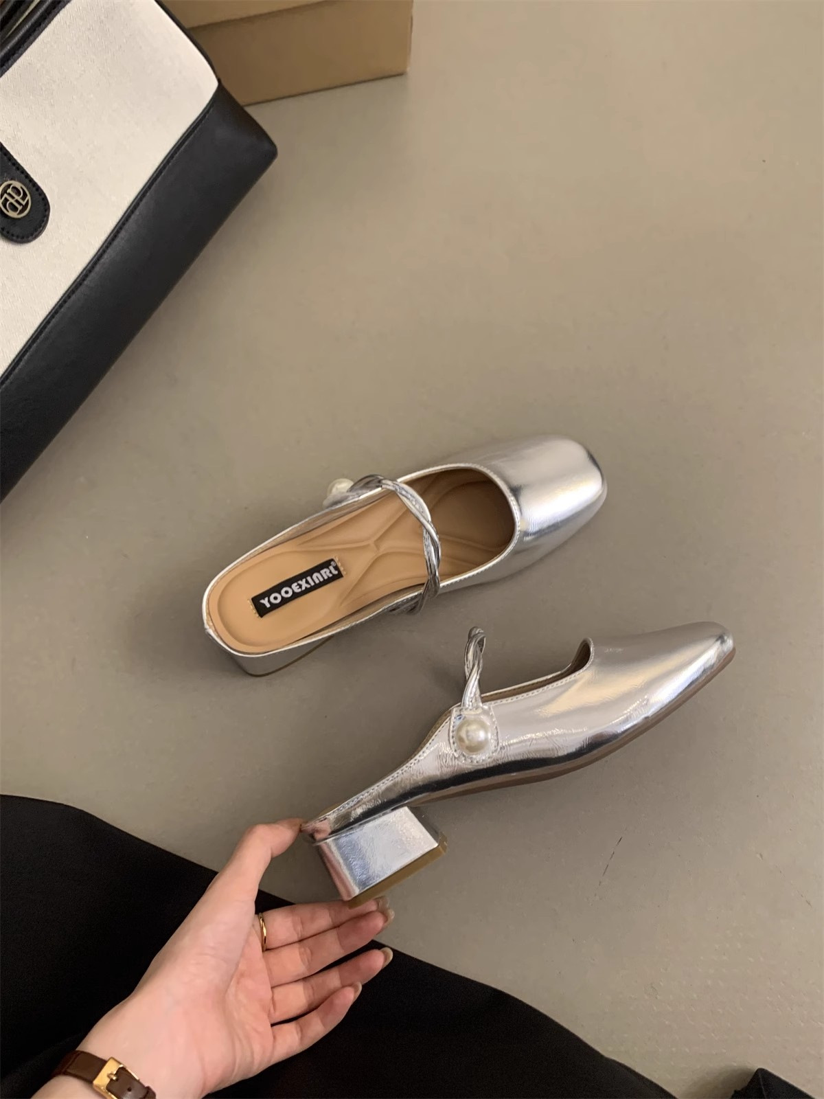 Modischer Damen-Schuh im französischen Stil mit quadratischer Spitze und kleinem Duft, mit einem leeren Stirnband und einem stilvollen halben Zug_voghion.com
