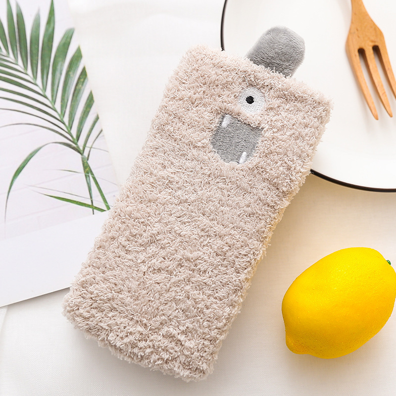 Otoño e invierno nuevo monstruo de dibujos animados casual bordado tridimensional orejas medio terciopelo dormir calcetines engrosados calcetines cálidos de mujer