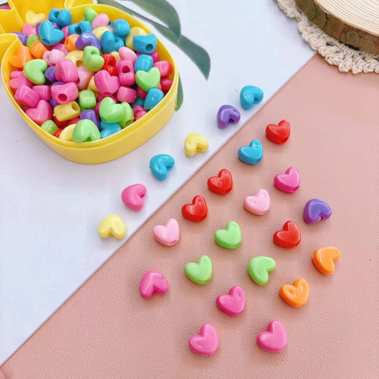 Caja de color primavera rosa caramelo corona letra acrílico agujero grande cuentas sueltas bricolaje hecho a mano collar joyería