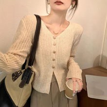 杏色小V领针织复古开衫女春秋季慵懒风薄款坑条毛衣高级感短上衣