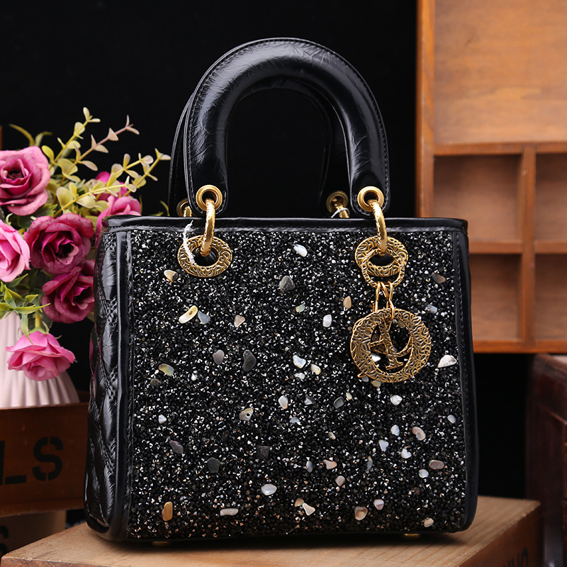 Contador de productos genuinos marca de cuero genuino Diana bolsa 2023 nueva moda de estilo occidental incrustado en diamantes bolsa hombro crossbody pequeña bolsa de moda