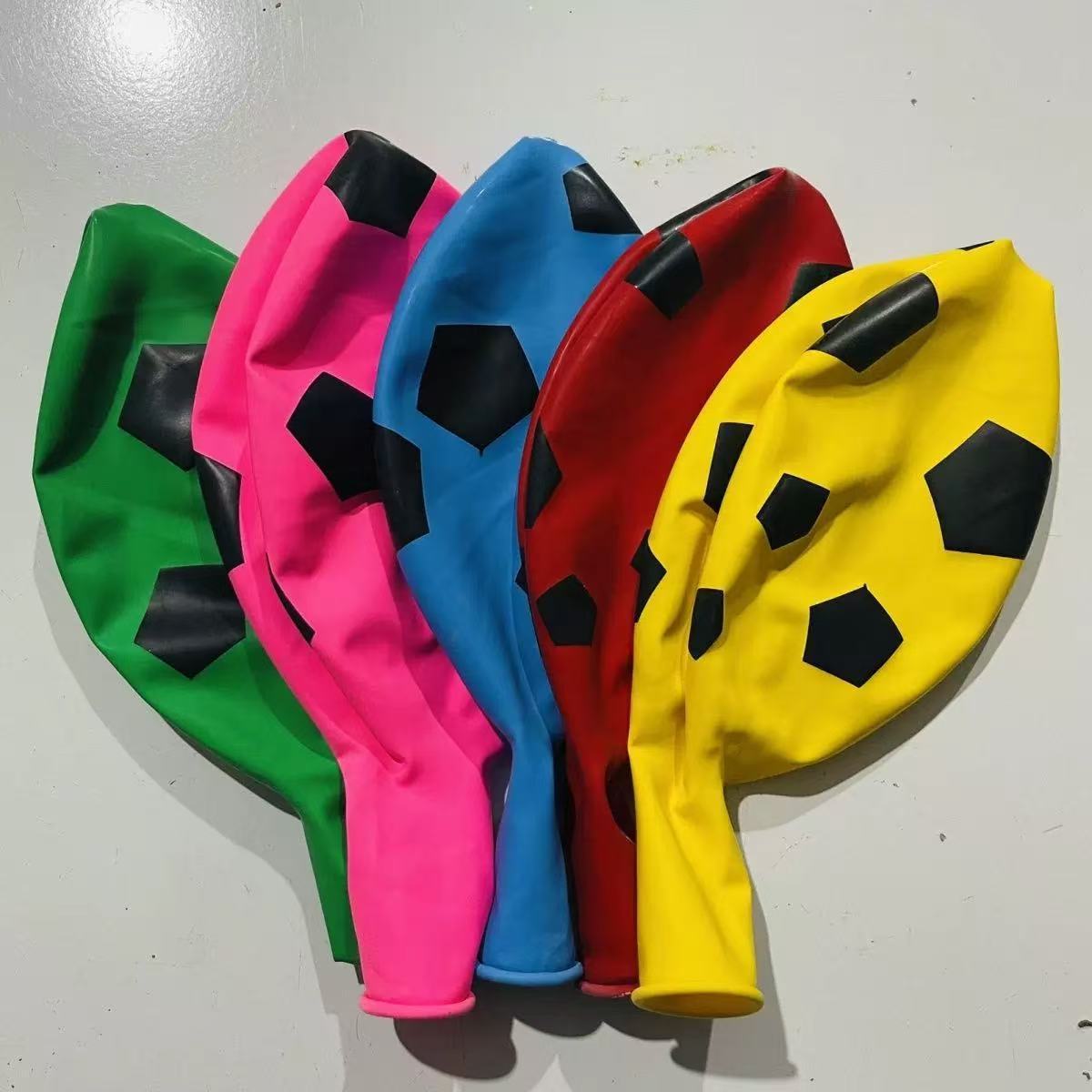 Un balón de fútbol de 36 pulgadas (color aleatorio)