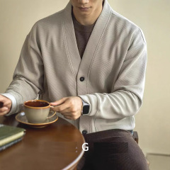 ヨーロッパの大きいvネックの工装のジャケットの男性のツイルの筋の感覚の弾力性の長袖のカーディガンのカジュアルな通勤のコートのファッション