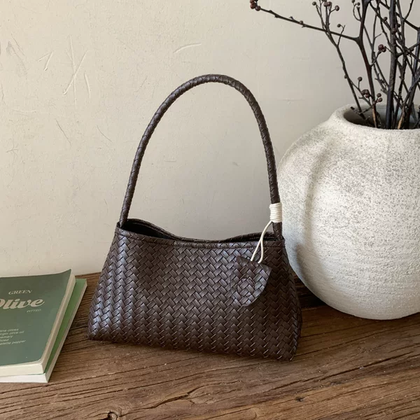 European and American large-capacity woven handbags for women, 2026 new niche handbags, vintage underarm bags for work and commuting